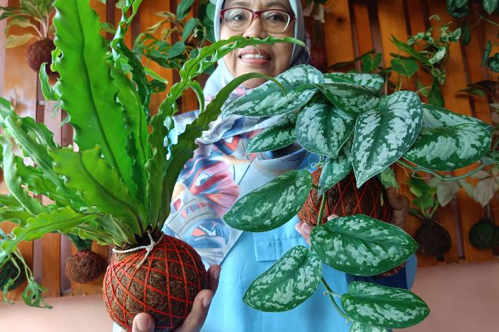 Warga Desa Puro, Kecamatan Karangmalang, Kabupaten Sragen, Teniyarti Cahyaning Mawarti, 58, menunjukkan kokedama buatannya di rumahnya, pada Kamis (24/11/2022). (Solopos.com/Galih Aprilia Wibowo)