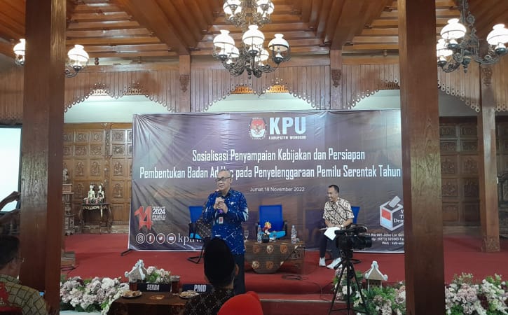 KPU Wonogiri memberikan sosialisasi kebijakan dan persiapan pembentukan badan ad hoc pada penyelenggaran Pemilu 2024 kepada kepada desa/lurah se-Wonogiri di RM. Masakan Jawa Saraswati, Jumat (18/11/2022). (Solopos.com/Muhammad Diky Praditia)