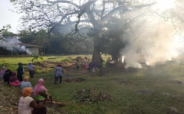 Warga kerja bakti di kawasan sumber mata air Sumber Pilang di Dusun Sumberalit, Desa Sedayu, Kecamatan Pracimantoro, Kabupaten Wonogiri, Rabu (20/7/2022). (Istimewa/Faris Wibisono)