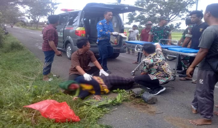 Tim Puskesmas Gondang bersama TNI dan warga setempat mengevakuasi korban timpaan pohon tumbang di Jalan Banaran-Gondang, tepatnya di Desa Gringging, Kecamatan Sambungmacan, Sragen, Kamis (17/11/2022). (Istimewa/Pemerintah Kecamatan Sambungmacan)