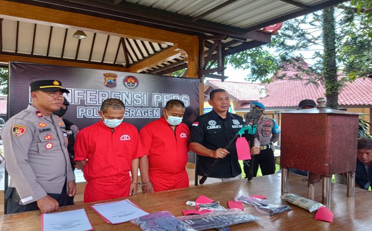Polres Sragen menunjukkan pelaku pencurian yang tercatat sebagai warga Kabupaten Klaten dan barang bukti dalam jumpa pers di Mapolres Sragen pada Jumat (18/11/2022). (Solopos.com/Galih Aprilia Wibowo)