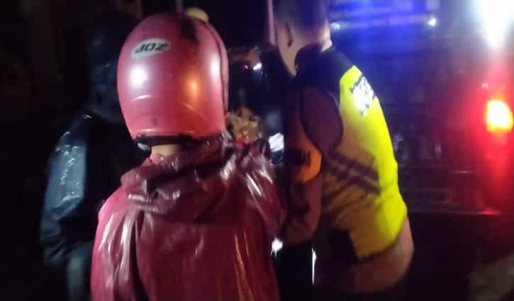Sukarelawan mengevakuasi jasad Sugino yang meninggal dunia di sawah, Senin (14/11/2022). (Istimewa)
