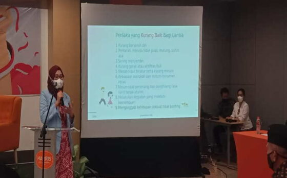 Dokter spesialis penyakil dalam RS JIH Solo, dr. Teky Widyarini, Sp. PD, FINASIM, sebagai pembicara dalam Talk Show Hari Pahlawan dan Hari Kesehatan Nasional: Pahlawanku, Inspirasi Sehatku, di Harris Hotel Solo, Kamis (10/11/2022). (Solopos/Bayu Jatmiko Adi)