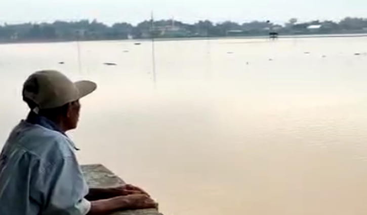 Seorang petani melihat kondisi sawah yang tergenang air di wilayah Desa Gentan Banaran, Kecamatan Plupuh, Sragen, pada Minggu (20/11/2022) pagi. (Istimewa)