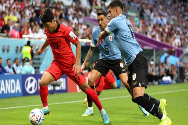 Korsel menahan imbang tanpa gol Uruguay pada babak pertama pertandingan Grup H Piala Dunia 2022 di Education City Stadium, Doha, Kamis (24/11/2022) malam WIB. (Twitter @FIFAWorldCup)