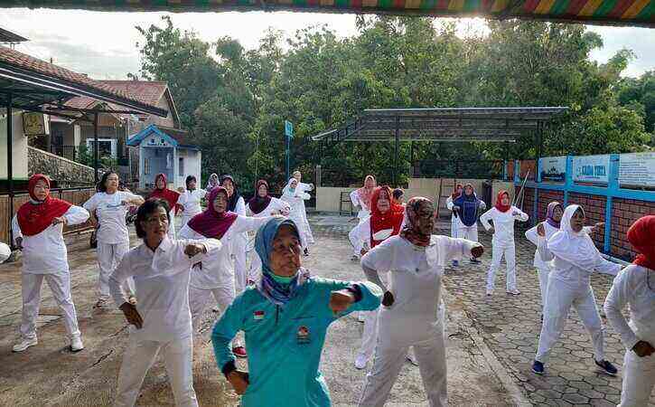 Rutin Senam, Ibu-Ibu Lansia di Giripurwo Wonogiri Ini Tetap Sehat di