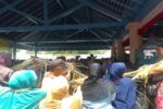 Warga Berebut Janur di Pagongan Masjid Agung Solo saat Gamelan Sekaten Ditabuh