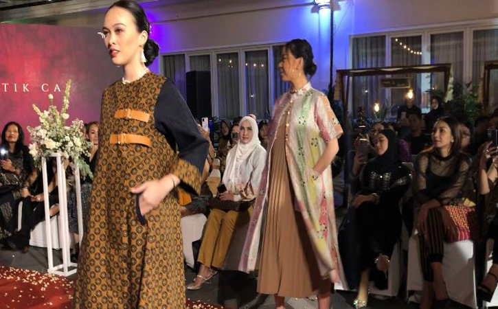 Semarak Fashion Show Batik Sandra Karyani, Pesona Batik Kasual Kekinian